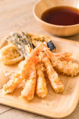 karides tempura (hırpalanmış kızarmış karides) sebze - Japon gıda tarzı