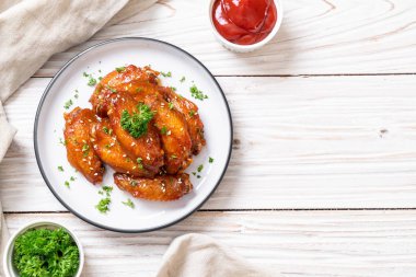 Beyaz susamlı ızgara tavuk kanadı.