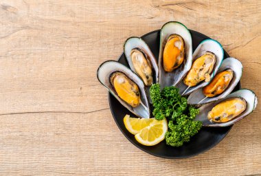 deniz ürünleri midye maydanoz ve limon ile