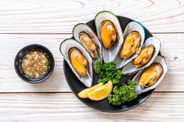 deniz ürünleri midye maydanoz ve limon ile