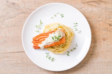 plaka üzerinde kızarmış som balığı spagetti