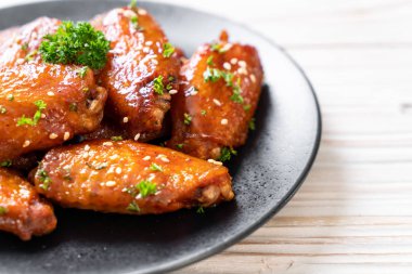 Beyaz susamlı ızgara tavuk kanadı.