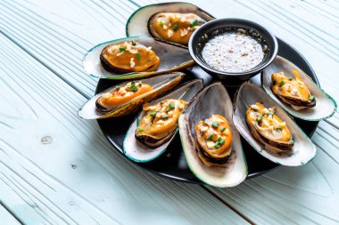 deniz ürünleri midye limon ve sarımsak ile