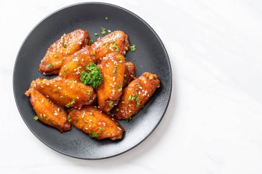 Beyaz susamlı ızgara tavuk kanadı.