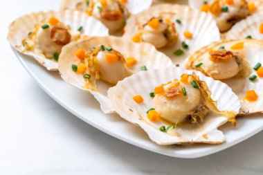 Kızarmış deniz tarağı, tereyağı ve sarımsak.