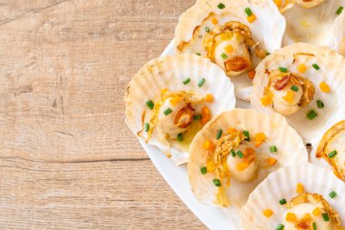 Kızarmış deniz tarağı, tereyağı ve sarımsak.