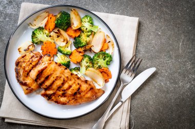 çukurunu tavuk göğsü biftek sebze (brokoli, havuç, soğan ile)