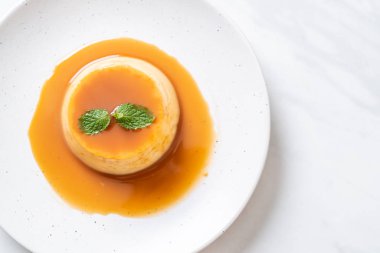 Naneli ev yapımı karamel kremalı puding.