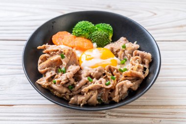 Donburi, domuz eti Pilav kasesi onsen yumurta ve sebze - Japon gıda tarzı