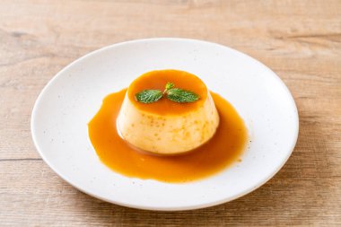 Naneli ev yapımı karamel kremalı puding.