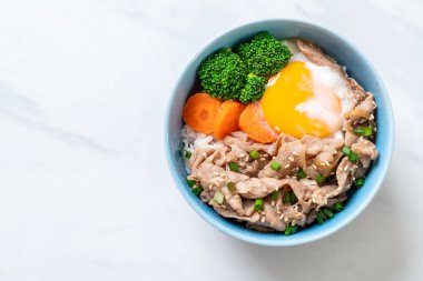 Donburi, domuz eti Pilav kasesi onsen yumurta ve sebze - Japon gıda tarzı