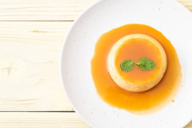 Naneli ev yapımı karamel kremalı puding.