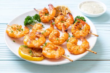 Limon - deniz ürünleri tarzı ile ızgara kaplan karides şiş