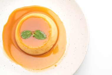 Ev yapımı karamel kremalı puding beyaz arka plan üzerinde izole