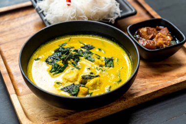 Tay çorbası ile Yengeç ve Hindistan cevizi sütü - Tay gıda tarzı köri