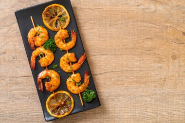 Limon - deniz ürünleri tarzı ile ızgara kaplan karides şiş