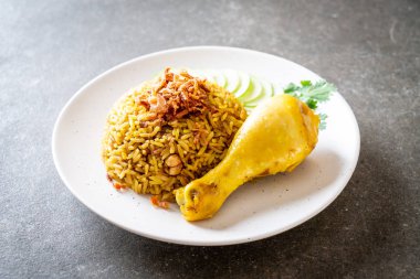 Tavuk - Müslüman gıda tarzı ile Müslüman sarı pirinç