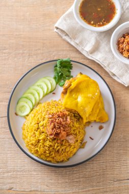 Tavuk - Müslüman gıda tarzı ile Müslüman sarı pirinç