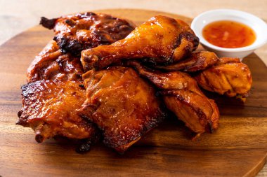 Masada ızgara ve ızgara tavuk.