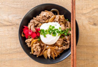 Yumurtalı domuz pirinci kasesi (Donburi) - Japon yemeği tarzı.