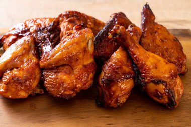 Masada ızgara ve ızgara tavuk.