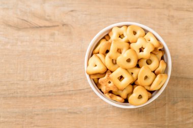 Kahveli bisküvi krakeri.