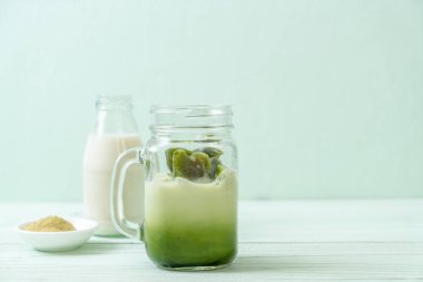 Matcha yeşil çay buzlu cam sütlü