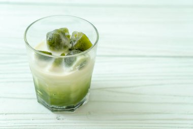 Matcha yeşil çay buzlu cam sütlü