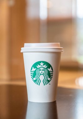 Bangkok, Tayland - 29 Haziran 2018: Starbucks sıcak içecek kahve sahibi Starbuck kafede masada ile.