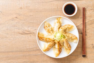 Japon gyoza 'sı ya da soya soslu hamur tatlısı.