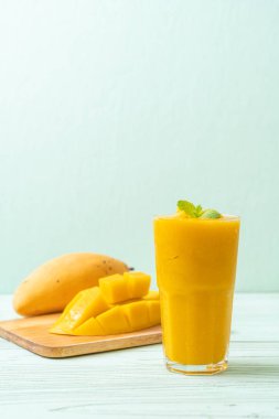 taze mango smoothies - sağlıklı yiyecek ve içecek konsepti