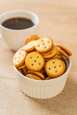 Hindistan cevizli bisküvi ve ananas reçeli.