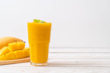 taze mango smoothies - sağlıklı yiyecek ve içecek konsepti