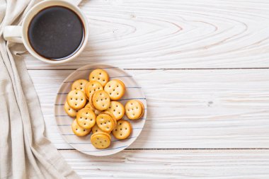 Hindistan cevizli bisküvi ve ananas reçeli.