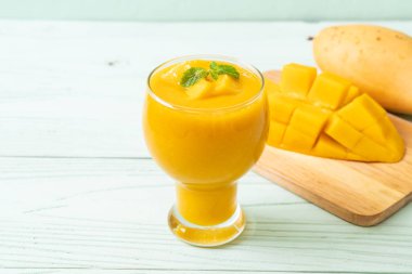 taze mango smoothies - sağlıklı yiyecek ve içecek konsepti