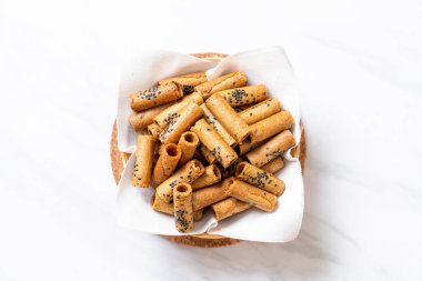 Taylandlı çıtır Hindistan cevizi roll - Tay tatlı snack