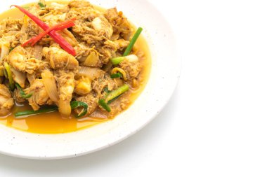 Beyaz arka plan üzerinde izole toz köri ile kızartılmış yengeç