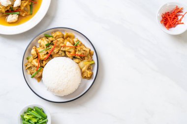 Toz köri pirinç - Tayland mutfağı ile kızartılmış yengeç