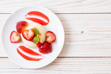 taze çilek - sağlıklı yemek ve tatlı ile yoğurt puding