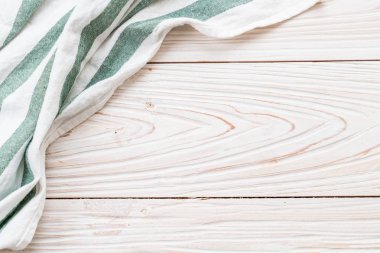ahşap arka plan üzerinde mutfak bezi (peçete)
