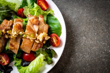 ızgara tavuk salata sebze - sağlıklı gıda tarzı ile