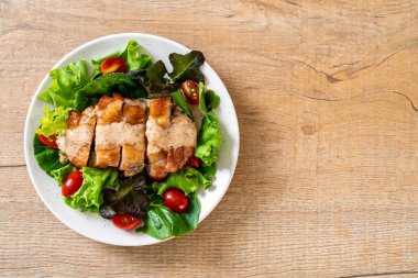 ızgara tavuk salata sebze - sağlıklı gıda tarzı ile