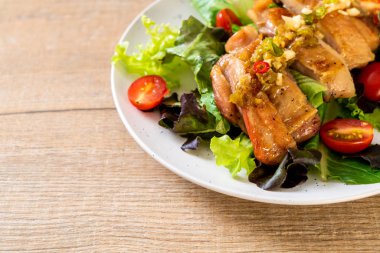 ızgara tavuk salata sebze - sağlıklı gıda tarzı ile