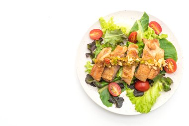 Beyaz arka plan üzerinde izole salata sebzeli ızgara tavuk