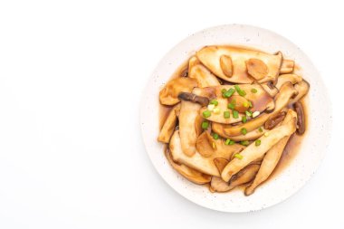 tavada kızartılmış Kral istiridye izole beyaz arka plan üzerinde istiridye soslu mantar