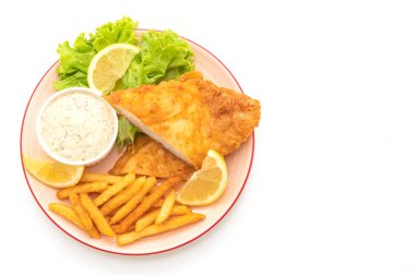 Beyaz arkaplanda balık ve cips izole