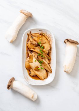 İstiridye soslu kızarmış kral istiridye mantarı. Sağlıklı, vejetaryen ya da vejetaryen yemek tarzı.