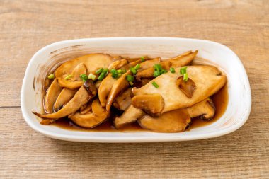 İstiridye soslu kızarmış kral istiridye mantarı. Sağlıklı, vejetaryen ya da vejetaryen yemek tarzı.