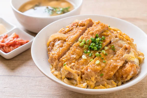 Kızarmış domuz pirzolası kasesi (Katsudon) - Japon yemek tarzı