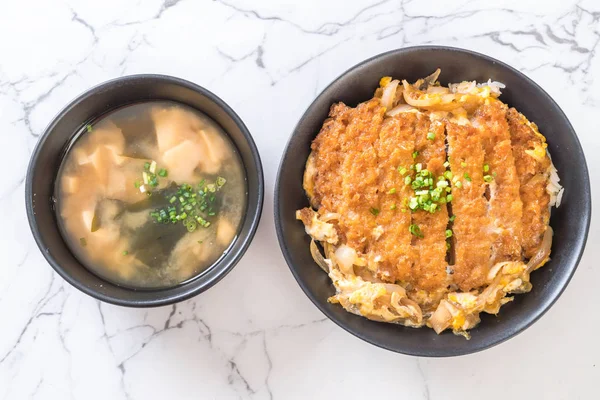Kızarmış domuz pirzolası kasesi (Katsudon) - Japon yemek tarzı